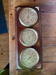 Gamla termometern med barometer och hygrometer