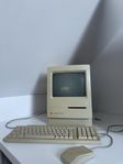 Macintosh Classic + mus & tangentbord