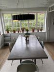 Betongbord från Posh living & 6 st Gubi stolar