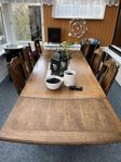 Matbord med 6 stolar – klassisk stil i trä