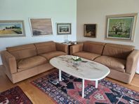 soffbord i sten eller marmor samt litet bord