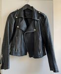 Svart skinnjacka i bikermodell med snygga detaljer