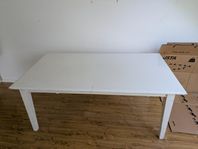 Stort och rejält matbord skänkes, slitet skick 