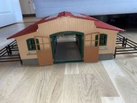 Schleich stall i fint skick