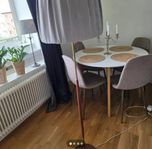 Golvlampa i teak och mässing