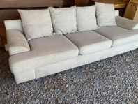Större beige bekväm soffa med tvättbara övedrag