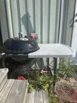 weber klotgrill med avlastningsyta