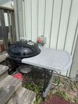 weber klotgrill med avlastningsyta