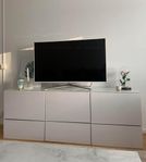 TV-bänk från IKEA samt vit glasskiva 