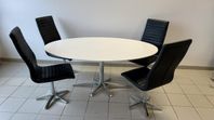 Oval bord och 4 stolar