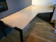 Skrivbord och skåp