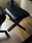 Noblechairs fotpall svart läder