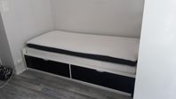 Säng 90 cm med 2 lådor och 2 madrasser 