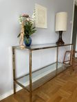 Sideboard i mässing och glas