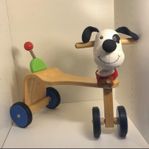 Åkleksak hund i trä -Mysig och rolig för första åktur