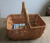 Stor, rymlig korg. Till picknick, fruktplock, förvaring m m