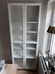 bokhylla med dörrar