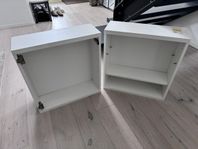 Två stycken bestå hyllor