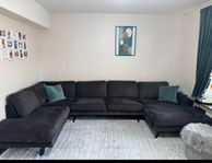 Soffa med två kuddar och gardiner – i mycket bra skick!