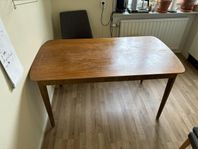 Praktiskt retro teak matbord