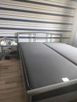 säng 160x200, en fast, en medel