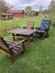 ute grupp 2 fåtöljer 1 soffa ett bord 5 st dynor