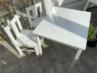 2 st stolar och ett bord från Ikea