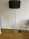 golvlampa med svart skärm