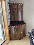 Gammalt hörnskåp