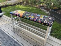 Sittbänk med skoförvar, klädd med tyg från Svenskt tenn