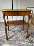 Sängbord i retrostil