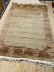 Kinamatta i varm beige ton