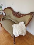 Antik soffa och lampa
