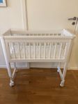 Troll bedside crib