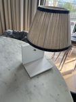 vägglampa med hyllplan
