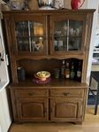 Vitrinskåp i klassisk stil – trä och glas