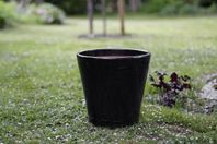 Kruka, trädgårdskruka. Blankglaserad svart keramik