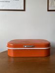 Retro orange brödlåda i 70-tals stil 
