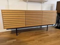 Skänk/sideboard i ekfanér från ILVA