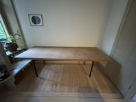 SINNERLIG bord av Ilse Crawford – naturlig designklassiker