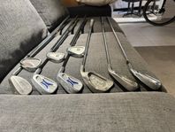 Järnklubbor och en golfbag