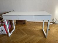 Vitt skrivbord