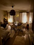 Bord, stolar, lampa