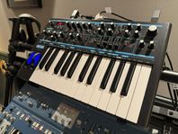 Novation Bass Station 2 med Stardust cover - perfekt skick
