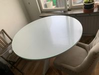 en vita matbord omkrets 120 /h70