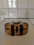 Hand gjord liten träskål med lock.
