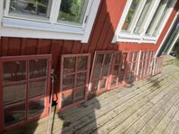 Äldre spröjsade fönster i bra skick