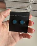 örhängen Marc by Marc Jacobs 