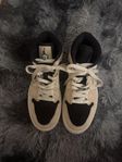 Nike Air Jordan 1 Mid Shoes