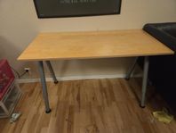 Skrivbord i björkfanér